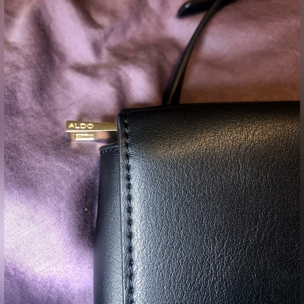 BNWOT Aldo Elegant Black Crossbody With Gold Accent Hardware - Picture 4 of 16